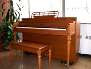 brown upright piano